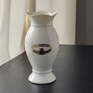 Donegal | Irish Parian Porcelain | Vase with Claddaugh Ring In Gold